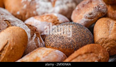 Frisch gebackenes Naturbrot steht auf dem Küchentisch. Stockfoto