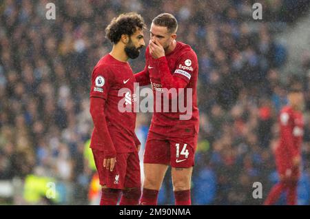 Brighton gegen Liverpool Premiership-Spiel beim Amex 14. Januar 2023 – Jordan Henderson hat während des Spiels mit Mohamed Salah gesprochen Stockfoto