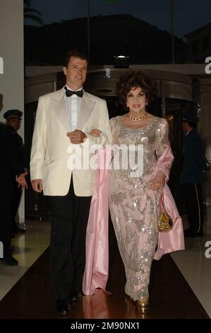 Die italienische Schauspielerin Gina Lollobrigida stirbt im Alter von 95 Jahren in einer römischen Klinik. Ein Foto der italienischen Schauspielerin Gina Lollobrigida und ihres Freundes Javier Rigau nehmen am 5. August 2005 am 57. Roten Kreuz-Ball in Monaco Teil. Gina Lollobrigida, 79, wird diesen Mann heiraten, der 34 Jahre jünger ist als sie, während einer Zeremonie in New York vor Jahresende. Foto: Marco Piovanotto/ABACAPRESS.COM Stockfoto