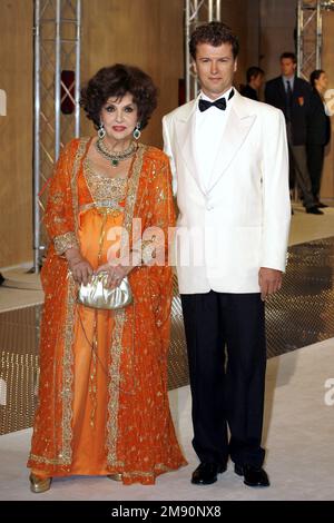 Die italienische Schauspielerin Gina Lollobrigida stirbt im Alter von 95 Jahren in einer römischen Klinik. Ein Foto der italienischen Schauspielerin Gina Lollobrigida und ihres Freundes Javier Rigau nehmen am 4. August 2006 am 58. Roten Kreuz-Ball in Monaco Teil. Foto: Marco Piovanotto/ABACAPRESS.COM Stockfoto