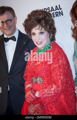 Die italienische Schauspielerin Gina Lollobrigida stirbt im Alter von 95 Jahren in einer römischen Klinik. Legen Sie Bilder von Gina Lollobrigida ab, die an der 2. Ausgabe der Gran Gala von Bern teilnimmt, die zu Ehren der HSH, des Prinzen Albert II. Von Monaco, in der Kursaal-Arena stattfand und die Gründungsstiftungen für seine Stiftung Bern am 17. Oktober 2013 sammelt. Foto: Marco Piovanotto/ABACAPRESS.COM Stockfoto