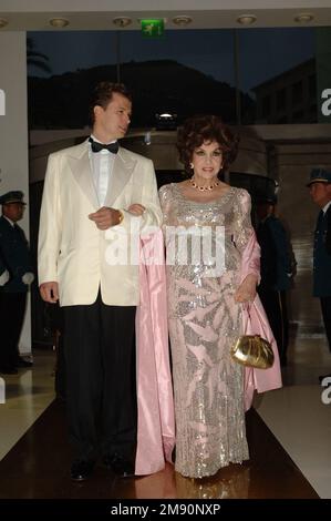 Die italienische Schauspielerin Gina Lollobrigida stirbt im Alter von 95 Jahren in einer römischen Klinik. Ein Foto der italienischen Schauspielerin Gina Lollobrigida und ihres Freundes Javier Rigau nehmen am 5. August 2005 am 57. Roten Kreuz-Ball in Monaco Teil. Gina Lollobrigida, 79, wird diesen Mann heiraten, der 34 Jahre jünger ist als sie, während einer Zeremonie in New York vor Jahresende. Foto: Marco Piovanotto/ABACAPRESS.COM Stockfoto