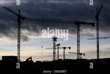 Hannover, Deutschland. 16. Januar 2023. Im Entwicklungsgebiet Kronsrode werden derzeit Apartmenthäuser mit Tausenden von Wohnungen gebaut. Die deutsche Bauindustrie sieht die Zukunft pessimistisch und bereitet sich auf einen Umsatzrückgang im Jahr 2023 vor. (Dpa „Bauindustrie pessimistisch für die Zukunft – realer Umsatzrückgang 2023“) Kredit: Julian Stratenschulte/dpa/Alamy Live News Stockfoto