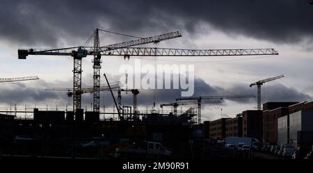 Hannover, Deutschland. 16. Januar 2023. Im Entwicklungsgebiet Kronsrode werden derzeit Apartmenthäuser mit Tausenden von Wohnungen gebaut. Die deutsche Bauindustrie sieht die Zukunft pessimistisch und bereitet sich auf einen Umsatzrückgang im Jahr 2023 vor. (Dpa „Bauindustrie pessimistisch für die Zukunft – realer Umsatzrückgang 2023“) Kredit: Julian Stratenschulte/dpa/Alamy Live News Stockfoto