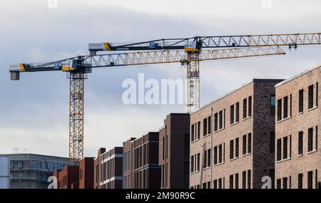 Hannover, Deutschland. 16. Januar 2023. Im Entwicklungsgebiet Kronsrode werden derzeit Apartmenthäuser mit Tausenden von Wohnungen gebaut. Die deutsche Bauindustrie sieht die Zukunft pessimistisch und bereitet sich auf einen Umsatzrückgang im Jahr 2023 vor. (Dpa „Bauindustrie pessimistisch für die Zukunft – realer Umsatzrückgang 2023“) Kredit: Julian Stratenschulte/dpa/Alamy Live News Stockfoto