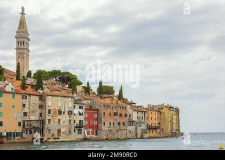 Die Altstadt von Rovinj mit der Adria im Hintergrund und mit der Kirche St. Euphämie steigt hoch über den Häusern Stockfoto