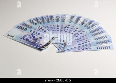 NT-Dollar in ein Fan auf weißem Hintergrund Stockfoto