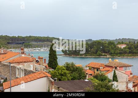 Der moderne Teil von Rovinj mit seinem Jachthafen, von der Altstadt aus gesehen Stockfoto
