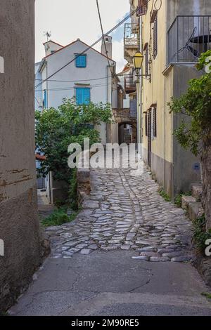 Eine enge Gasse in Vrbnik, eine kleine Stadt auf der Insel Krk Stockfoto