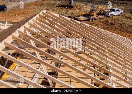 Dachbaudetails von Dachdeckern, die am Neubau arbeiten Stockfoto