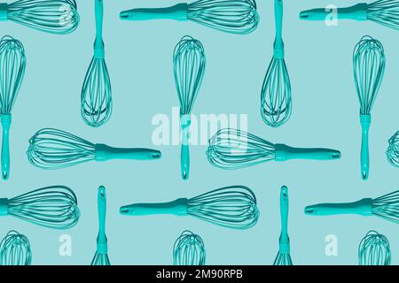 Monochromatisches Muster mit Quirl, manuellem Handmixer auf türkisfarbenem Hintergrund. Stockfoto