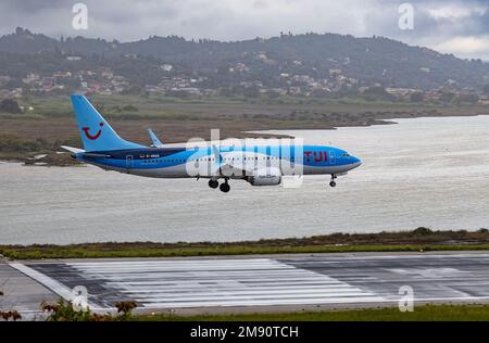 TUI Fly Boeing 737 MAX 8 D-AMAB Landung am Flughafen Korfu, Griechenland Stockfoto