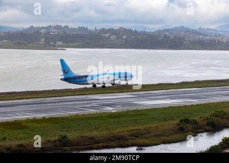 TUI Fly Boeing 737 MAX 8 D-AMAB Landung am Flughafen Korfu, Griechenland Stockfoto