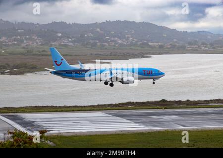 TUI Fly Boeing 737 MAX 8 D-AMAB Landung am Flughafen Korfu, Griechenland Stockfoto