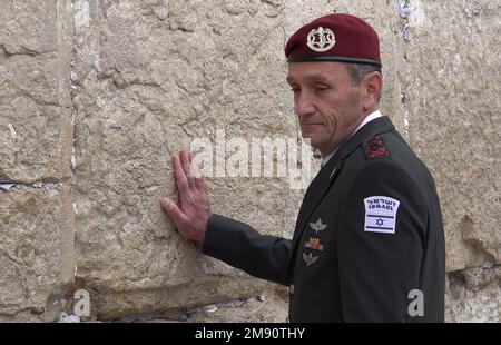 JERUSALEM, ISRAEL - JANUAR 16: Der neue IDF-Stabschef Herzi Halevi berührt die Westmauer, den heiligsten Ort, an dem Juden am 16. Januar 2023 in Jerusalem, Israel, beten können. Herzi Halevi wurde heute als neuer Stabschef der israelischen Verteidigungskräfte vereidigt, er wurde mit jüdischem religiös-nationalistischem Hintergrund aufgezogen und lebt in einer jüdischen Siedlung im Westjordanland. Kredit: Eddie Gerald/Alamy Live News Stockfoto