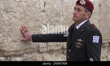 JERUSALEM, ISRAEL - JANUAR 16: Der neue IDF-Stabschef Herzi Halevi berührt die Westmauer, den heiligsten Ort, an dem Juden am 16. Januar 2023 in Jerusalem, Israel, beten können. Herzi Halevi wurde heute als neuer Stabschef der israelischen Verteidigungskräfte vereidigt, er wurde mit jüdischem religiös-nationalistischem Hintergrund aufgezogen und lebt in einer jüdischen Siedlung im Westjordanland. Kredit: Eddie Gerald/Alamy Live News Stockfoto