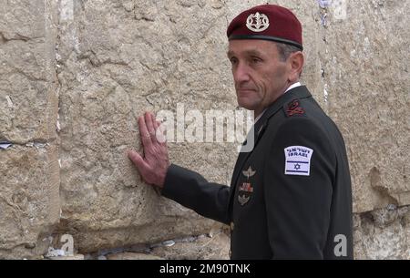 JERUSALEM, ISRAEL - JANUAR 16: Der neue IDF-Stabschef Herzi Halevi berührt die Westmauer, den heiligsten Ort, an dem Juden am 16. Januar 2023 in Jerusalem, Israel, beten können. Herzi Halevi wurde heute als neuer Stabschef der israelischen Verteidigungskräfte vereidigt, er wurde mit jüdischem religiös-nationalistischem Hintergrund aufgezogen und lebt in einer jüdischen Siedlung im Westjordanland. Kredit: Eddie Gerald/Alamy Live News Stockfoto