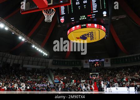 Varese, Italien. 15. Januar 2023. Allgemeiner Blick in die Arena während der LBA Lega Basket Ein reguläres Saisonspiel von 2022/23 zwischen Pallacanestro Varese OpenJobMetis und Gevi Napoli Basket in der Enerxenia Arena. (Endstand: Varese 106 | 79 Neapel). Kredit: SOPA Images Limited/Alamy Live News Stockfoto