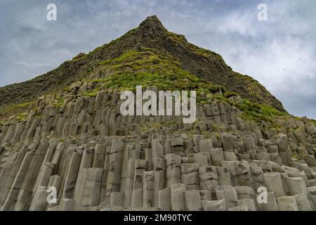 Röhrenförmige Basaltsäulen am Reynisfjara Strand, Süden Islands Stockfoto