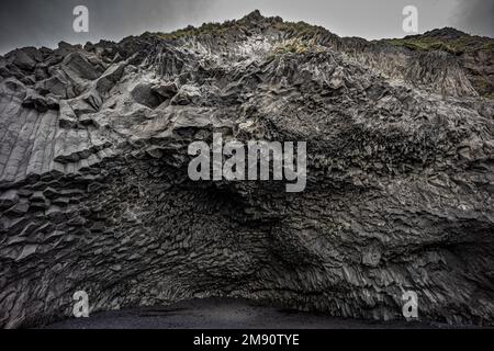 Röhrenförmige Basaltsäulen am Reynisfjara Strand, Süden Islands Stockfoto