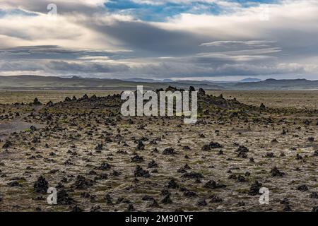 Röhrenförmige Basaltsäulen am Reynisfjara Strand, Süden Islands Stockfoto