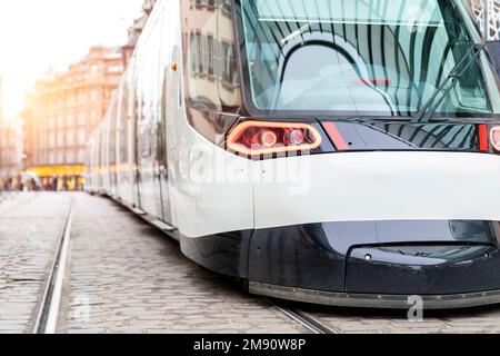 Moderne Straßenbahn am Kleber Central-Verkehrsknotenpunkt am Homme de Fer-Platz mit Blick auf die historische Altstadt von Straßburg. Elektrischer grüner Urban Stockfoto