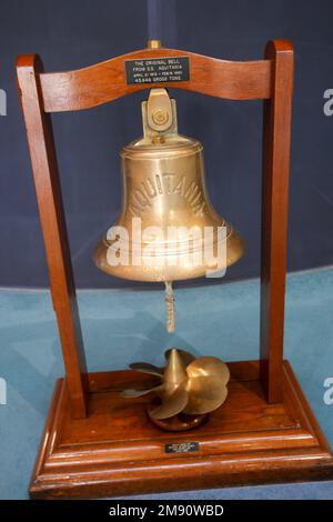 Die ursprüngliche Glocke von der S.S. Aquitania 1913-1950 auf dem Museumsschiff Queen Elizabeth 2 (QE2) am Pier, Dubai, Persischer Golf, Vereinigte Arabische Emirate Stockfoto