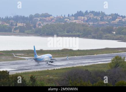 TUI Fly Boeing 737 MAX 8 D-AMAB Landung am Flughafen Korfu, Griechenland Stockfoto