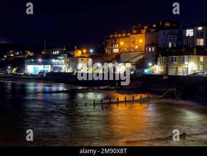 Blick auf die Cromer Church und die Seafont Streets Cromer Pier in North Norfolk bei Nacht an einem kalten Herbstabend mit einem warmen Licht von beleuchteten Gebäuden. Stockfoto