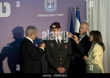 Jerusalem, Israel. 16. Januar 2023. Sharon Halevi, rechts, beobachtet, wie der israelische Premierminister Benjamin Netanjahu, links, und Verteidigungsminister Yoav Gallant, zweite Rechte, ihren Ehemann, den neuen Stabschef der israelischen Verteidigungskräfte, Herzi Halevi, in den Rang des Generalleutnants in Jerusalem befördert, Montag, den 16. Januar 2023. Poolfoto von Maya Alleruzzo/ Kredit: UPI/Alamy Live News Stockfoto