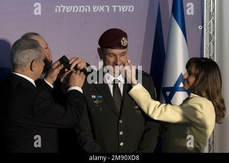 Jerusalem, Israel. 16. Januar 2023. Sharon Halevi, rechts, streichelt ihren Mann, den neuen Stabschef der israelischen Verteidigungskräfte Herzi Halevi, als israelischer Premierminister Benjamin Netanjahu, Linke, und Verteidigungsminister Yoav Gallant, zweite Linke, ihn in den Rang eines Generalleutnants in Jerusalem beförderten, Montag, den 16. Januar 2023. Poolfoto von Maya Alleruzzo/ Kredit: UPI/Alamy Live News Stockfoto