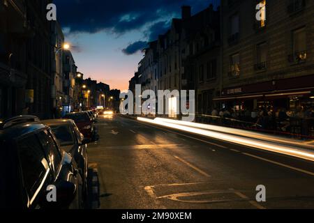 Nachtfotografie der Rue Chanzy in Reims (auch Rheims auf Englisch geschrieben), französisches Departement Marne, Frankreich Eine Stadt im Nordosten Frankreichs bis zum Ära Stockfoto