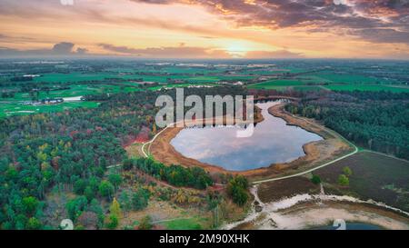 Ein Luftgewehrschuss über einem blauen See in den niederlanden Stockfoto