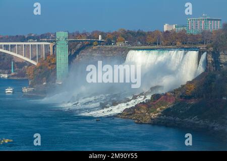 Ein Luftbild der Niagarafälle, die in den Niagara River in Ontario, Kanada, fließen Stockfoto