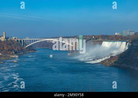 Eine Luftaufnahme der Niagarafälle und der Regenbogenbrücke unter dem blauen Himmel aus der Ferne Stockfoto