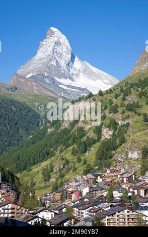 Der Matterhorn-Gipfel über Mattertal und Zermatt. Stockfoto