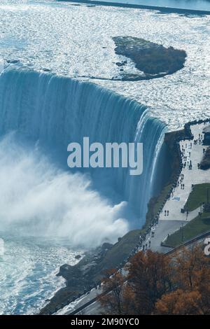 Eine vertikale Luftaufnahme der Niagarafälle und der Menschen, die die Aussicht in Ontario, Kanada, bewundern Stockfoto