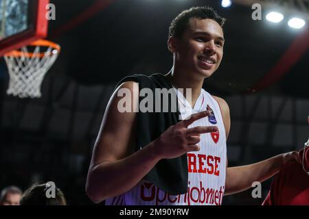 Varese, Italien. 15. Januar 2023. Justin Reyes #12 von Pallacanestro Varese OpenJobMetis feiert nach dem LBA Lega Basket Ein reguläres Saisonspiel von 2022/23 zwischen Pallacanestro Varese OpenJobMetis und Gevi Napoli Basket in der Enerxenia Arena. Kredit: SOPA Images Limited/Alamy Live News Stockfoto