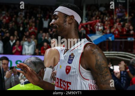 Varese, Italien. 15. Januar 2023. Tariq Owens #41 von Pallacanestro Varese OpenJobMetis feiert nach dem LBA Lega Basket Ein reguläres Saisonspiel von 2022/23 zwischen Pallacanestro Varese OpenJobMetis und Gevi Napoli Basket in der Enerxenia Arena. Kredit: SOPA Images Limited/Alamy Live News Stockfoto