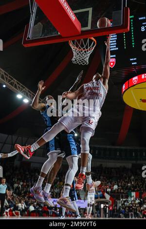 Varese, Italien. 15. Januar 2023. Justin Reyes #12 von Pallacanestro Varese OpenJobMetis in Aktion während der LBA Lega Basket Ein reguläres Saisonspiel 2022/23 zwischen Pallacanestro Varese OpenJobMetis und Gevi Napoli Basket in der Enerxenia Arena. Kredit: SOPA Images Limited/Alamy Live News Stockfoto