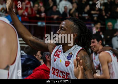 Varese, Italien. 15. Januar 2023. Jaron Johnson #92 von Pallacanestro Varese OpenJobMetis feiert nach dem LBA Lega Basket Ein reguläres Saisonspiel von 2022/23 zwischen Pallacanestro Varese OpenJobMetis und Gevi Napoli Basket in der Enerxenia Arena. Kredit: SOPA Images Limited/Alamy Live News Stockfoto