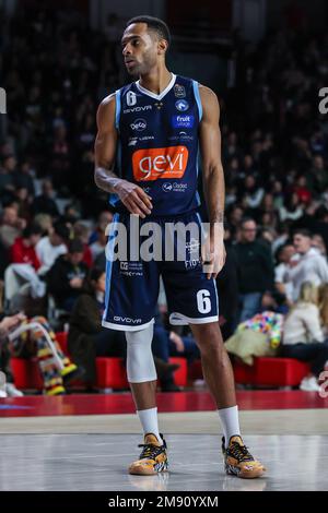 Varese, Italien. 15. Januar 2023. David Michineau #6 von Gevi Napoli Basket während der LBA Lega Basket gesehen Ein reguläres Saisonspiel 2022/23 zwischen Pallacanestro Varese OpenJobMetis und Gevi Napoli Basket in der Enerxenia Arena. Kredit: SOPA Images Limited/Alamy Live News Stockfoto