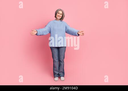 Langes Foto einer positiv fröhlichen Frau im Ruhestand in stilvollem, lässigem Outfit freundliches Lächeln auf pinkfarbenem Hintergrund Stockfoto