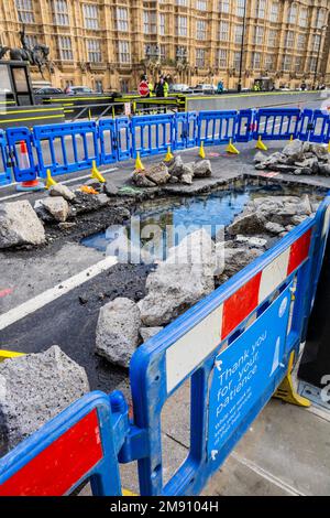 London, Großbritannien. 16. Januar 2023. Singns danken der Öffentlichkeit für ihre Geduld - das Wasser der Themse hinterlässt ein großes Loch, aus dem Wasser austritt und der Verkehr blockiert wird, aber nicht von Arbeitern bewacht wird. Kredit: Guy Bell/Alamy Live News Stockfoto