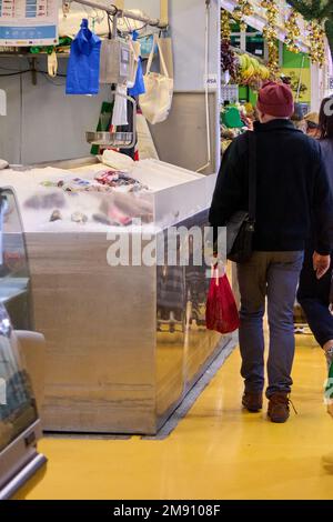 Teneriffa, Spanien - 16. Januar 2023: Anonyme Person, die an einem Fischstand auf dem städtischen Markt vorbeigeht Stockfoto