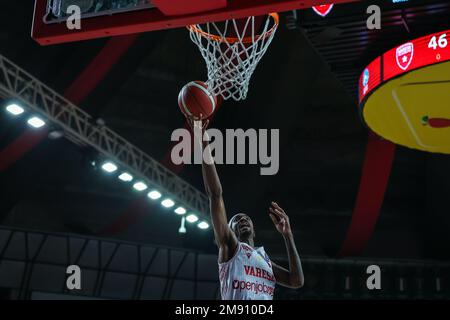 Varese, Italien. 15. Januar 2023. Tariq Owens #41 von Pallacanestro Varese OpenJobMetis in Aktion während der LBA Lega Basket Ein reguläres Saisonspiel 2022/23 zwischen Pallacanestro Varese OpenJobMetis und Gevi Napoli Basket in der Enerxenia Arena. (Foto: Fabrizio Carabelli/SOPA Images/Sipa USA) Guthaben: SIPA USA/Alamy Live News Stockfoto