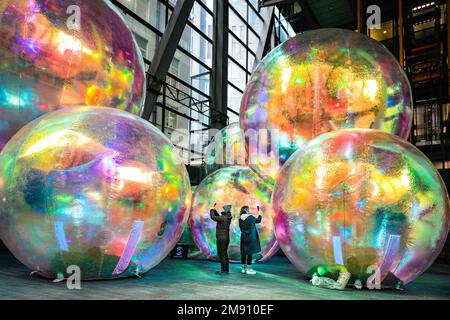 London, Großbritannien. 16. Januar 2023. Das Personal posiert bei der Installation. Die neue Kunstinstallation „evanescent“ von Atelier Sisu bringt Licht in die Stadt London. Die schillernden Seifenblasen, unter denen die Öffentlichkeit herumlaufen kann, sind nachts beleuchtet und werden bis zum 10. Februar vor dem berühmten Leadenhall Building installiert. Die Installation, die nach ihrer Premiere in Australien zum ersten Mal in London gezeigt wurde. Evanescent von Atelier Sisu wurde von ECBID in Auftrag gegeben und von Festival.org produziert. Kredit: Imageplotter/Alamy Live News Stockfoto