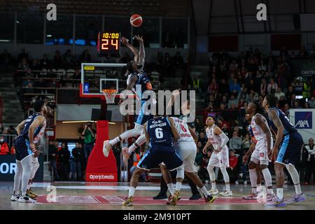 Varese, Italien. 15. Januar 2023. Jacorey Williams #22 von Gevi Napoli Basket in Aktion während des LBA Lega Basket Ein 2022/23 reguläres Saisonspiel zwischen Pallacanestro Varese OpenJobMetis und Gevi Napoli Basket in der Enerxenia Arena. (Foto: Fabrizio Carabelli/SOPA Images/Sipa USA) Guthaben: SIPA USA/Alamy Live News Stockfoto