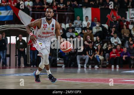 Varese, Italien. 15. Januar 2023. Markel Brown #22 von Pallacanestro Varese OpenJobMetis in Aktion während der LBA Lega Basket Ein reguläres Saisonspiel 2022/23 zwischen Pallacanestro Varese OpenJobMetis und Gevi Napoli Basket in der Enerxenia Arena. (Foto: Fabrizio Carabelli/SOPA Images/Sipa USA) Guthaben: SIPA USA/Alamy Live News Stockfoto