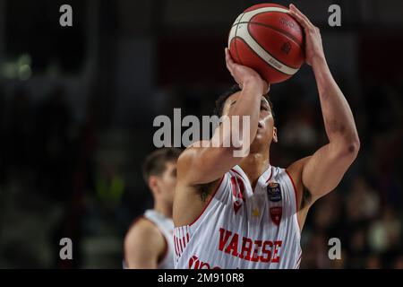 Varese, Italien. 15. Januar 2023. Justin Reyes #12 von Pallacanestro Varese OpenJobMetis in Aktion während der LBA Lega Basket Ein reguläres Saisonspiel 2022/23 zwischen Pallacanestro Varese OpenJobMetis und Gevi Napoli Basket in der Enerxenia Arena. (Foto: Fabrizio Carabelli/SOPA Images/Sipa USA) Guthaben: SIPA USA/Alamy Live News Stockfoto